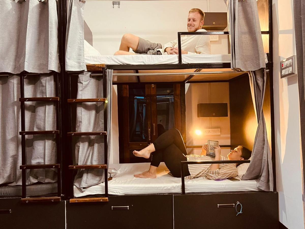 Hostel Wanderlust & *